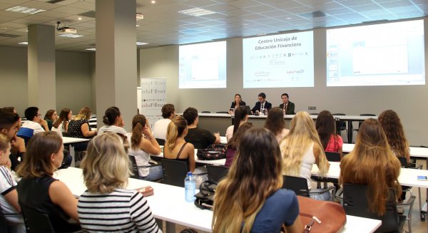 Unicaja acerca al colectivo de inmigrantes el mundo de las finanzas en el marco de la Semana Nacional de la Educación Financiera