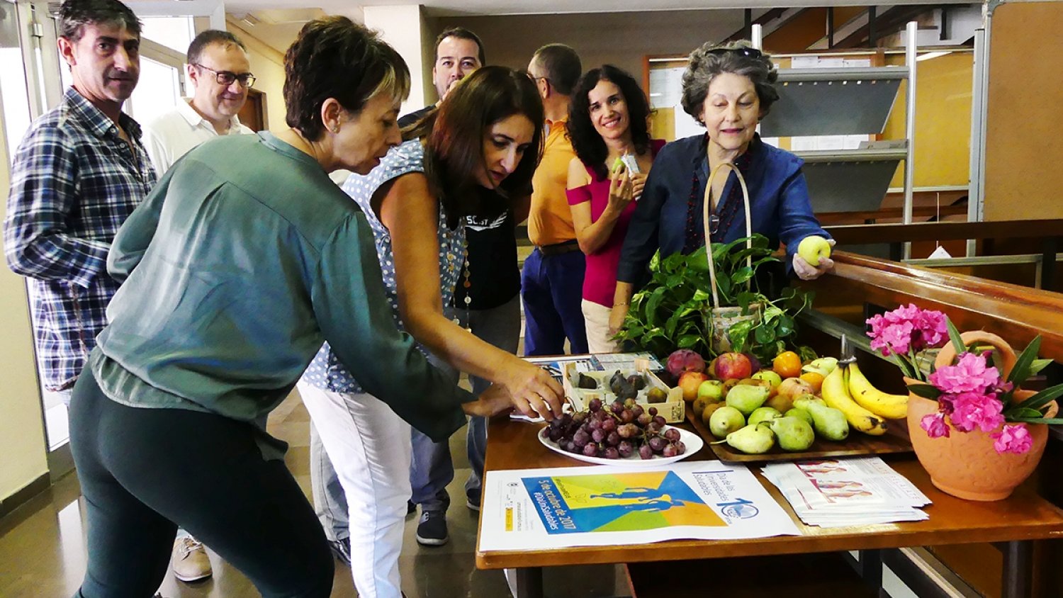 Más de 100 kilos de fruta fresca ecológica para celebrar el Día de las Universidades Saludables
