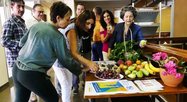 Más de 100 kilos de fruta fresca ecológica para celebrar el Día de las Universidades Saludables
