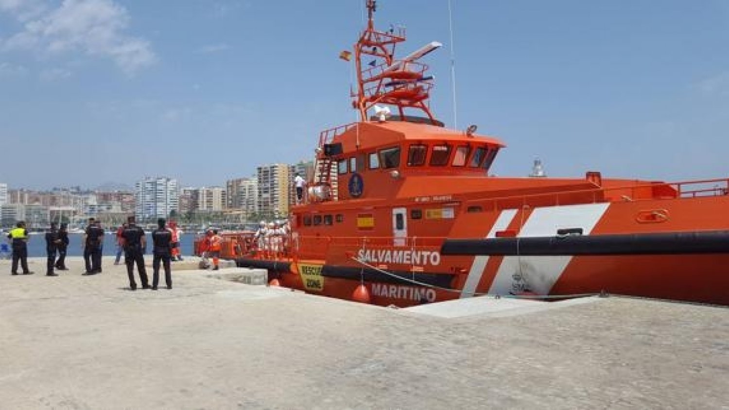 Rescatada una patera con 55 personas a bordo a millas de la costa de Málaga