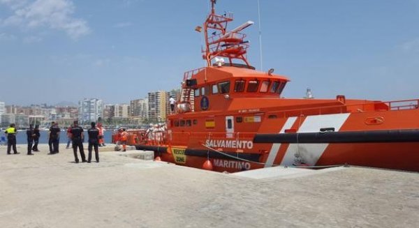 Rescatada una patera con 55 personas a bordo a millas de la costa de Málaga