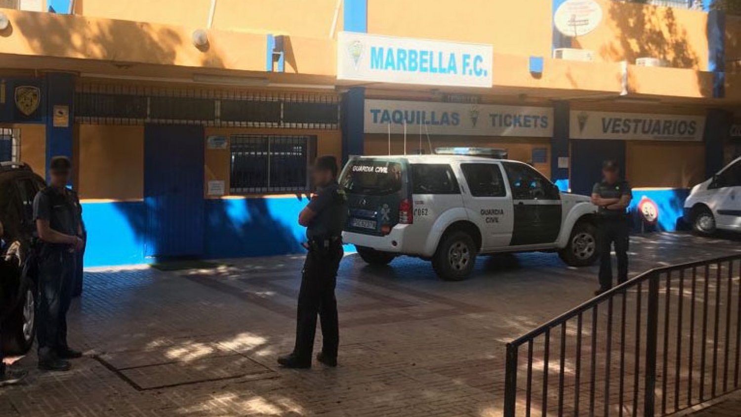 La Guardia Civil registra el estadio del Marbella FC en una operación contra la mafia rusa