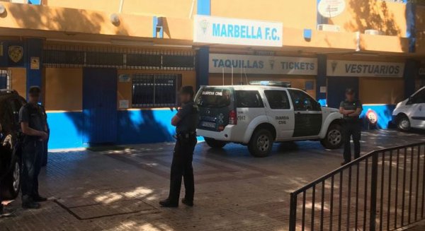 La Guardia Civil registra el estadio del Marbella FC en una operación contra la mafia rusa