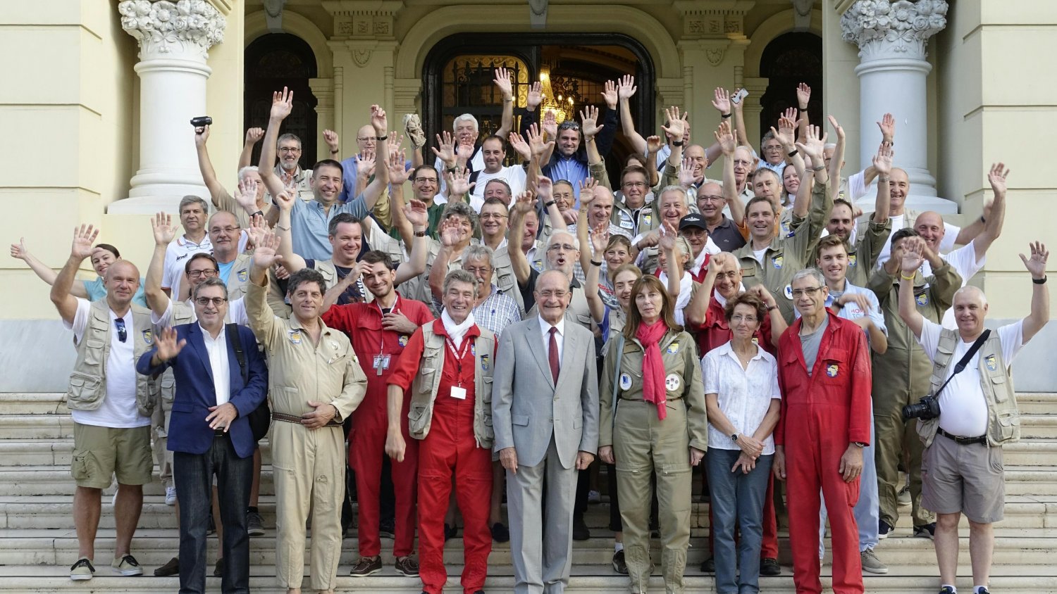 De la Torre recibe a los participantes en el rally Toulouse-Saint Louis, que recrea la antigua ruta aeropostal