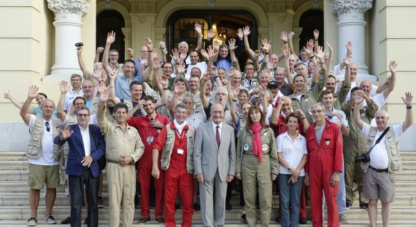 De la Torre recibe a los participantes en el rally Toulouse-Saint Louis, que recrea la antigua ruta aeropostal