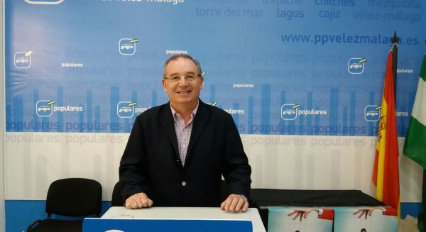 El PP de Vélez exige al alcalde que deje de utilizar el Ayuntamiento con fines partidistas