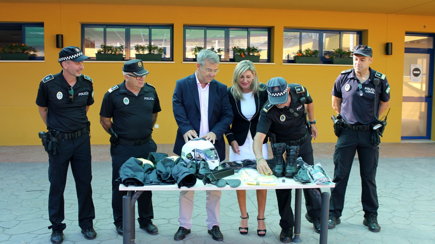 Estepona dota a la plantilla de Policía Local de nuevos uniformes y medios materiales