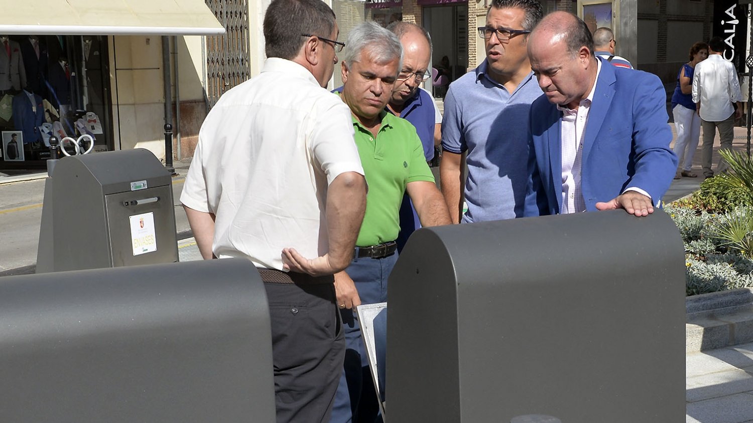 El entorno comercial del Mercado de Abastos de Antequera sitúa 12 nuevos contenedores soterrados