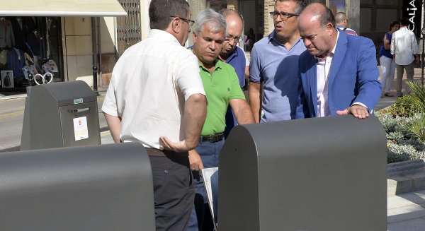 El entorno comercial del Mercado de Abastos de Antequera sitúa 12 nuevos contenedores soterrados