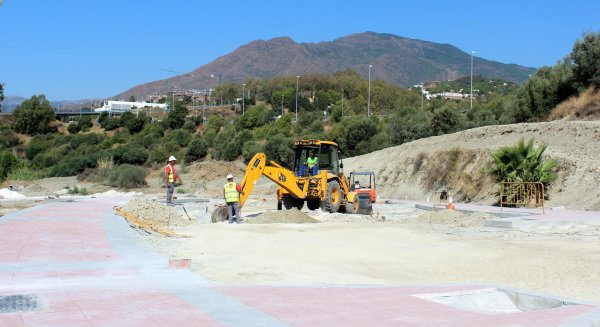 Las obras de urbanización de La Lobilla en Estepona, que conectarán con la segunda circunvalación, llegan a su ecuador