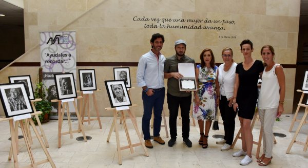 Inaugurada la exposición fotográfica “Sigo siendo yo”, con motivo del Día Internacional del Alzheimer en Fuengirola