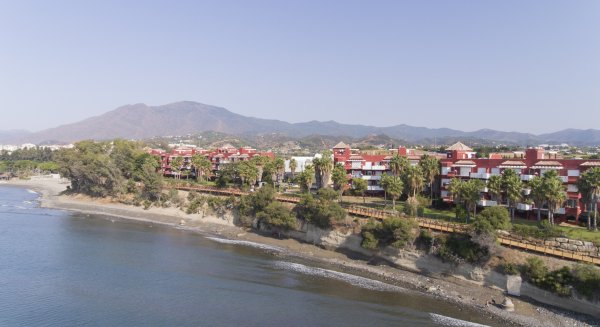Estepona ultima el tramo de senda que unirá más de 3 kilómetros de litoral desde el puerto al parque El Ángel