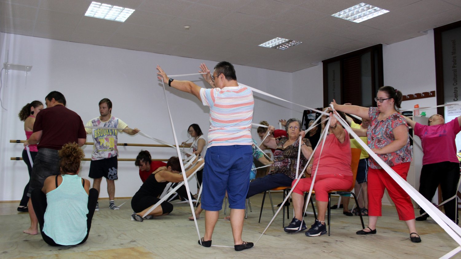Medio centenar de alumnos participan en el taller municipal de danzaterapia para colectivos vulnerables en Estepona