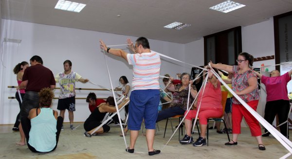 Medio centenar de alumnos participan en el taller municipal de danzaterapia para colectivos vulnerables en Estepona