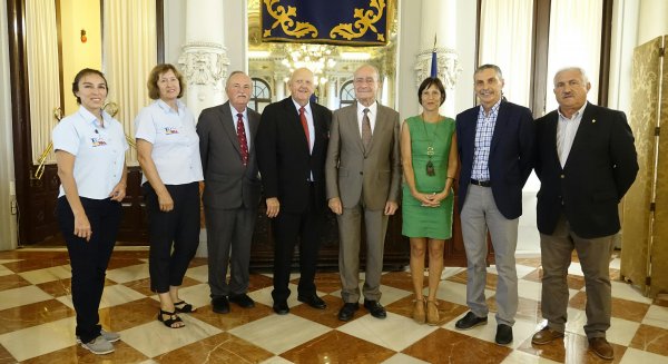 Una delegación de la Asociación Mundial del Atletas Veteranos visita las instalaciones deportivas de Málaga