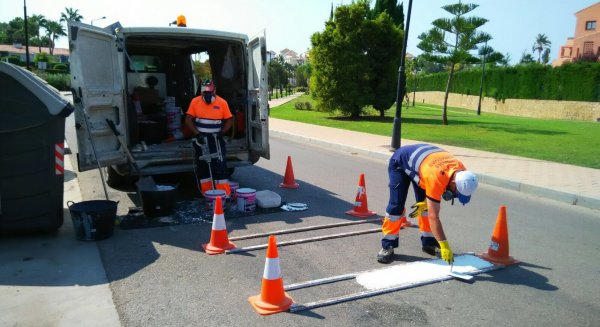 Estepona actúa en más de medio centenar de pasos de peatones en los accesos a centros educativos