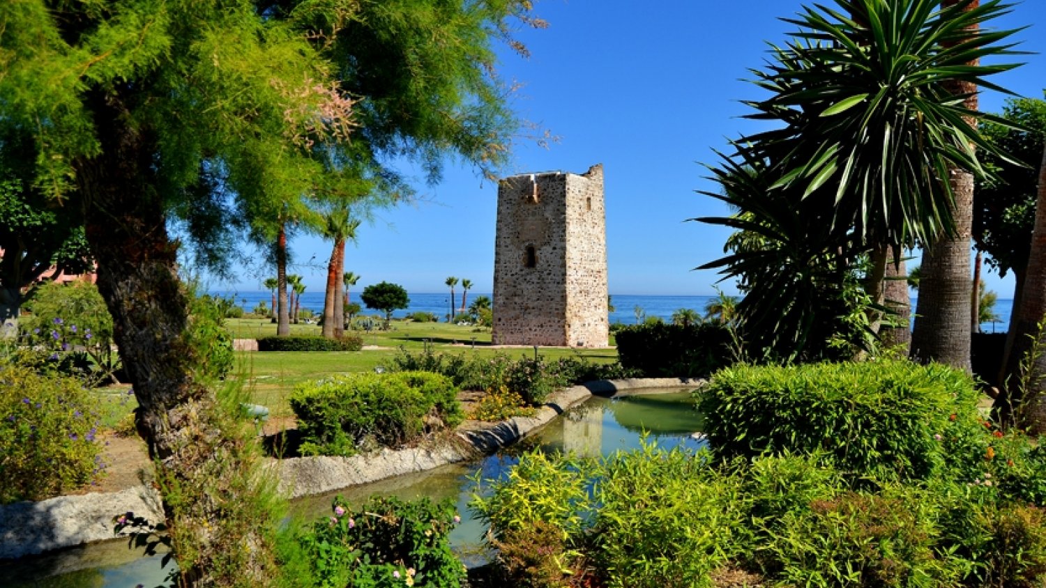 Dos torres almenara de Estepona se incluyen en un estudio de la UMA sobre fortificaciones del Reino de Granada
