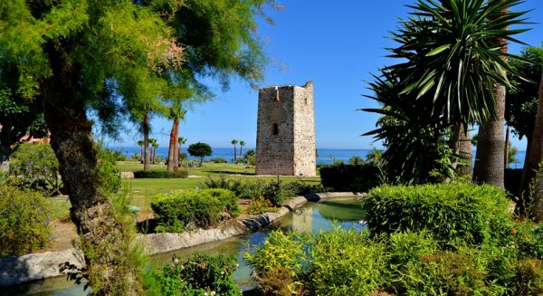 Dos torres almenara de Estepona se incluyen en un estudio de la UMA sobre fortificaciones del Reino de Granada