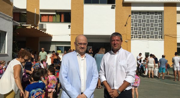El teniente alcalde de Torre del Mar inaugura el nuevo curso escolar