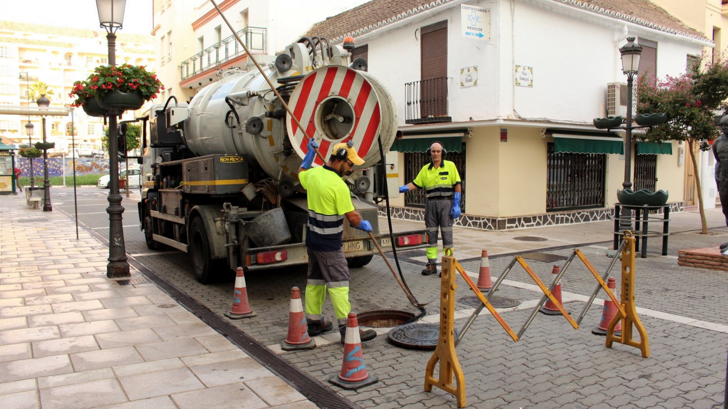 Estepona intensifica la limpieza de imbornales y alcantarillas para evitar inundaciones