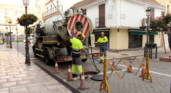 Estepona intensifica la limpieza de imbornales y alcantarillas para evitar inundaciones