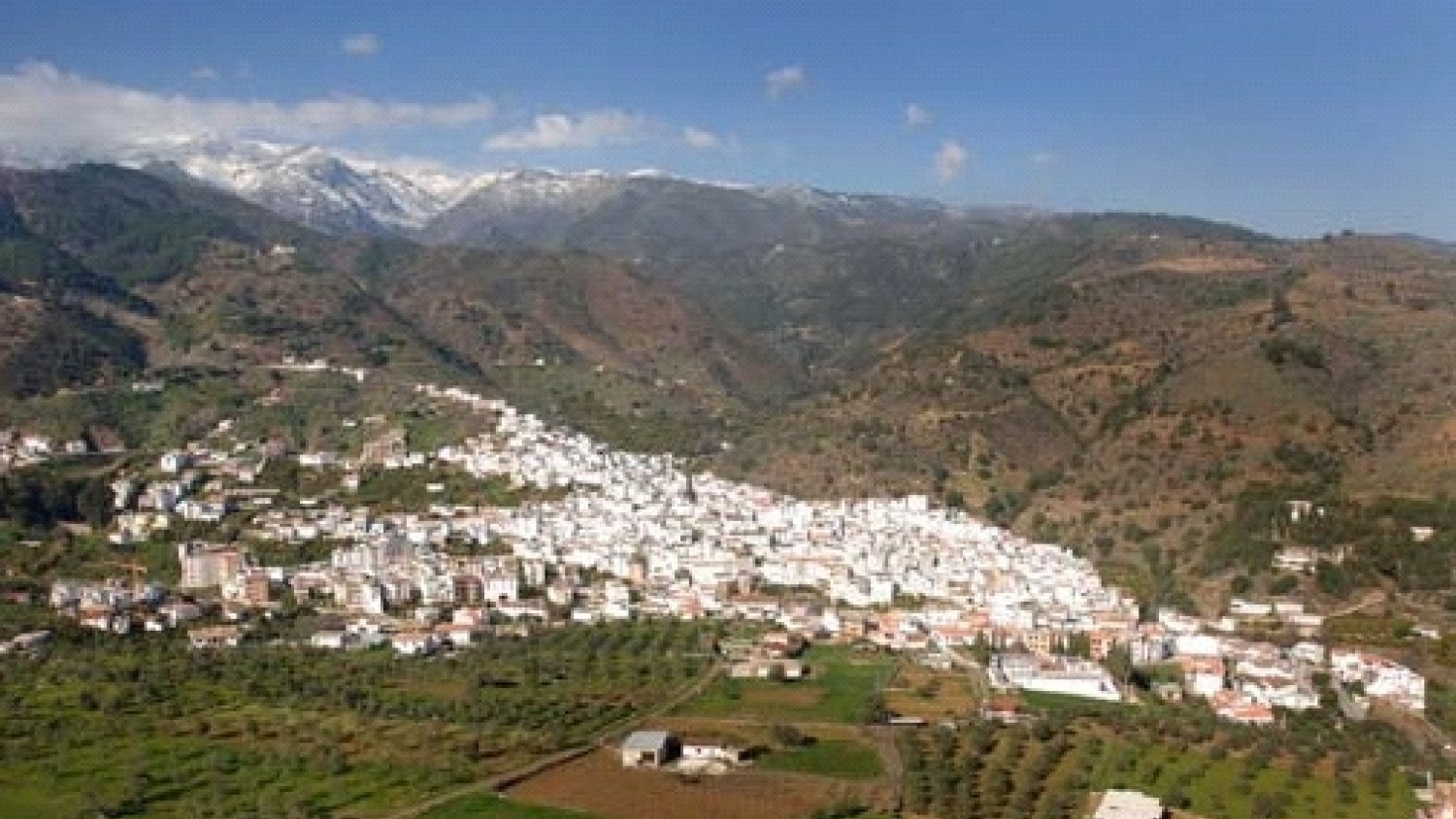 Muere un trabajador tras precipitarse por un barranco en Tolox
