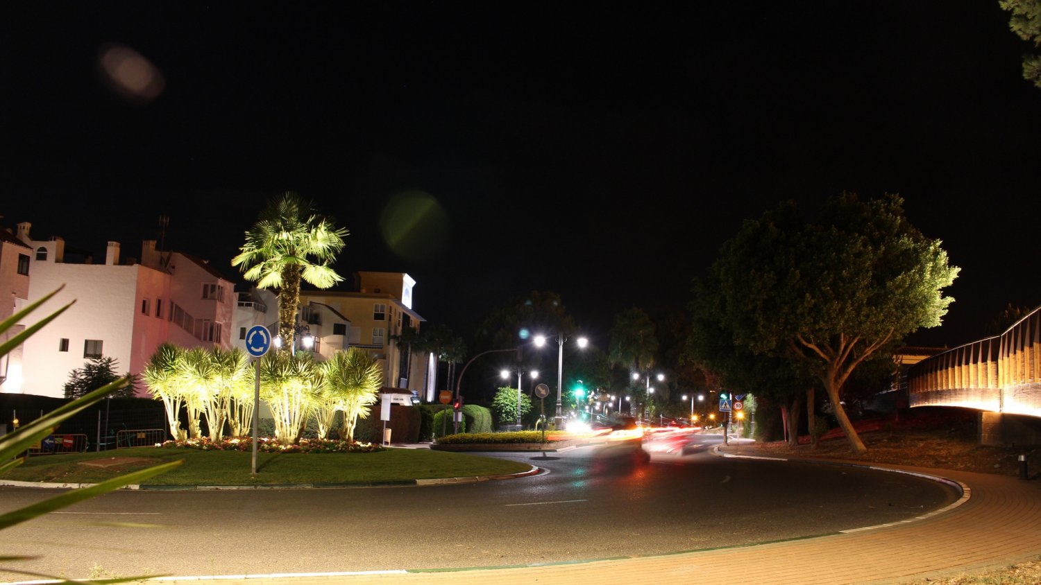 Estepona alcanza 24 actuaciones en el plan de iluminación escénica para embellecer las zonas verdes