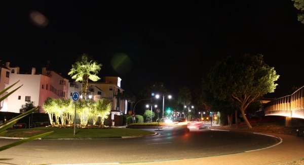 Estepona alcanza 24 actuaciones en el plan de iluminación escénica para embellecer las zonas verdes