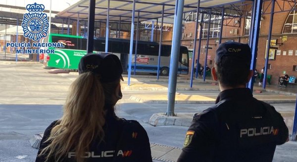 Detenido un pasajero de un autobús por insultos homófobos a un joven que fue humillado todo el trayecto