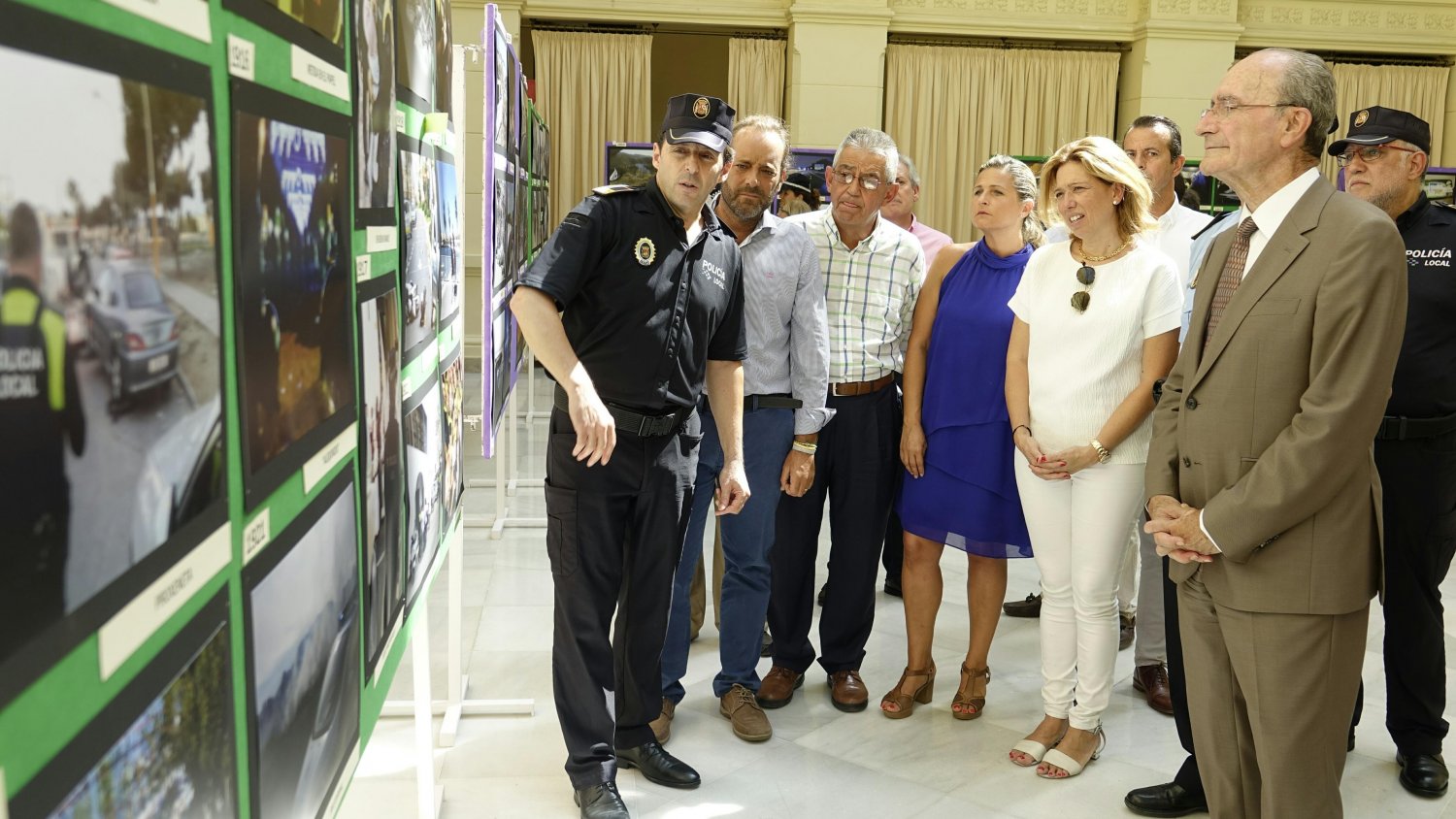 De la Torre presenta una campaña publicitaria en autobuses de la EMT y una exposición de la Policía Local