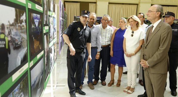 De la Torre presenta una campaña publicitaria en autobuses de la EMT y una exposición de la Policía Local