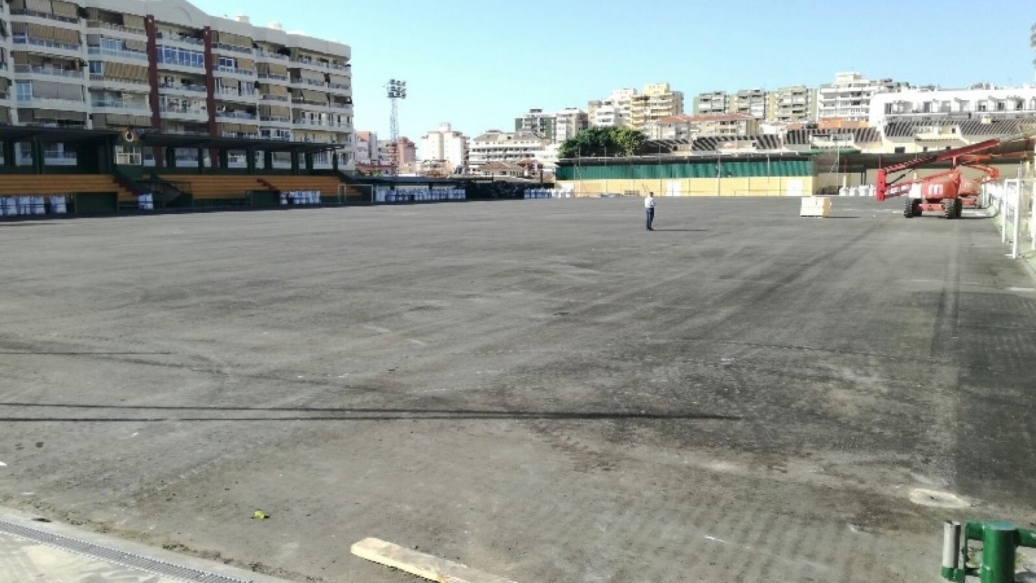 Comienzan los trabajos de renovación del césped artificial del campo de fútbol del estadio Santa Fe