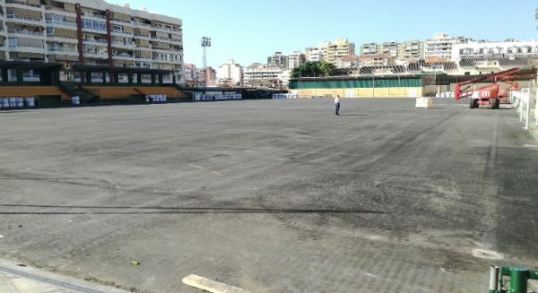 Comienzan los trabajos de renovación del césped artificial del campo de fútbol del estadio Santa Fe