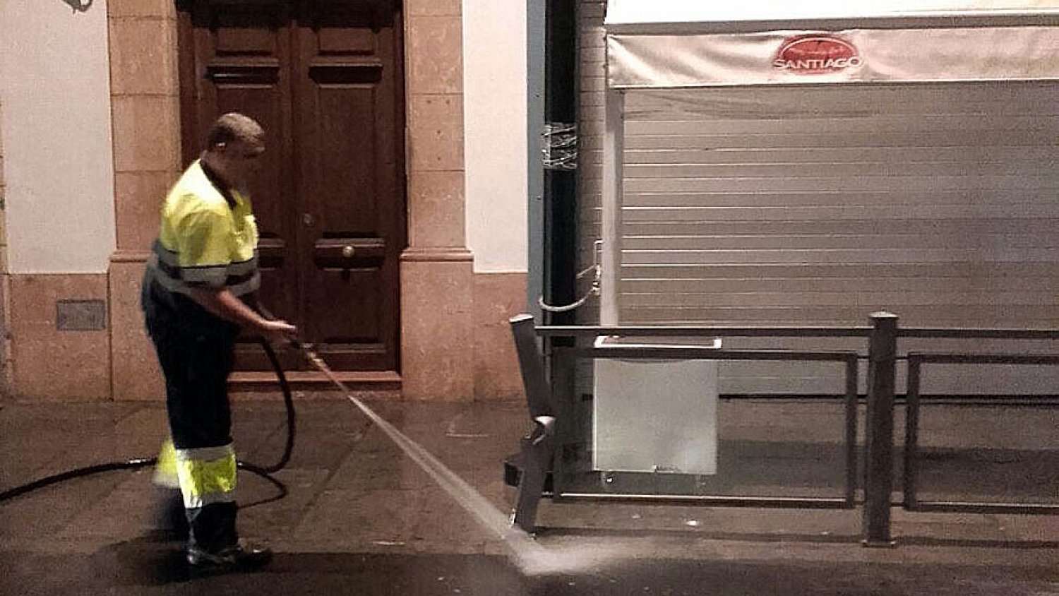 La empresa municipal Aguas del Torcal intensifica las labores de limpieza y baldeo tras las fuertes lluvias en Antequera