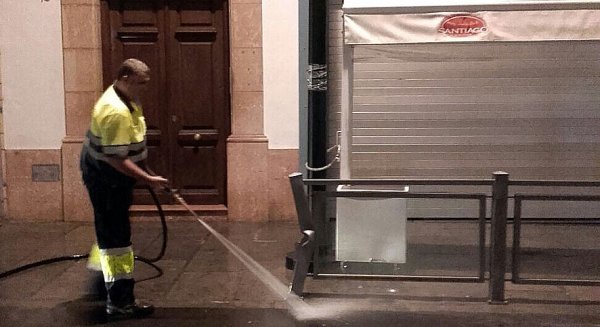La empresa municipal Aguas del Torcal intensifica las labores de limpieza y baldeo tras las fuertes lluvias en Antequera