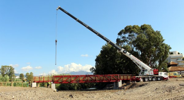 Estepona instala un puente para unir un nuevo tramo de corredor litoral