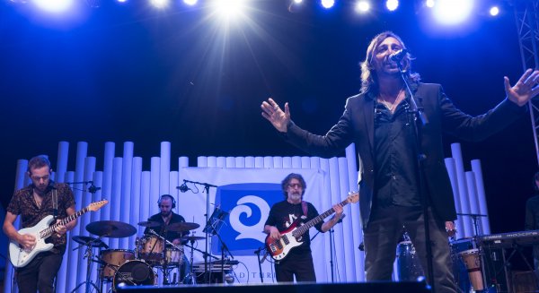 Más de 10.000 personas bailan en Torre del Mar al ritmo de Antonio Carmona
