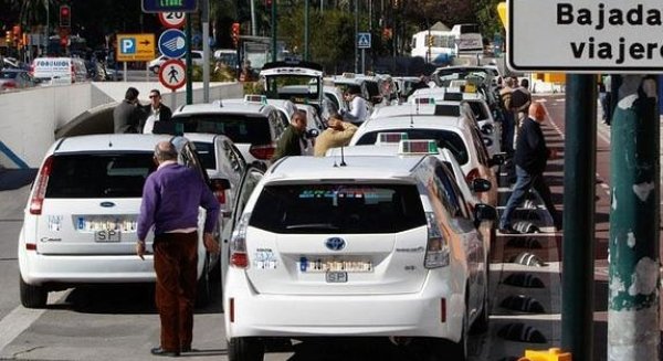 Huelga de taxistas en Málaga durante la Feria