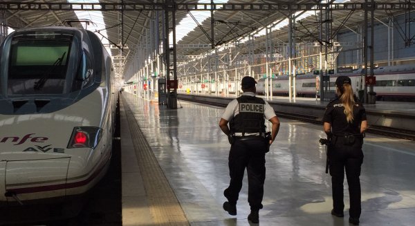 Agentes franceses y de la Policía Nacional patrullan juntos en Málaga para reforzar la atención al turista