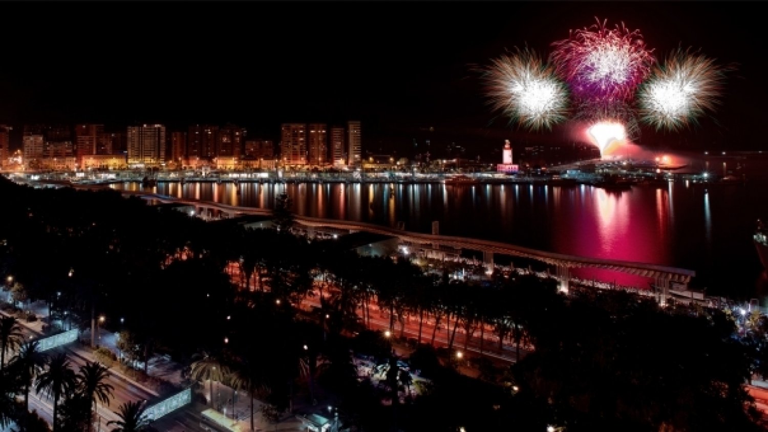 Comienza la Feria de Málaga con el pregón y el concierto de Lamari y el espectáculo de fuegos artificiales
