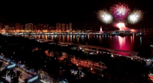 Comienza la Feria de Málaga con el pregón y el concierto de Lamari y el espectáculo de fuegos artificiales
