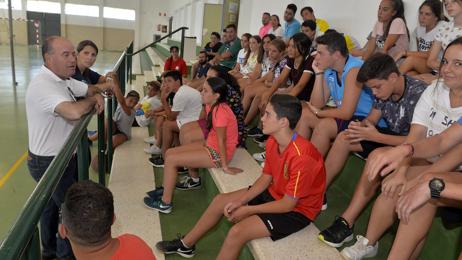 El alcalde de Antequera visita el campamento de verano de la Asociación Nena Paine