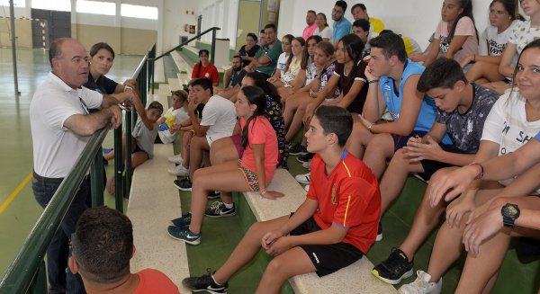 El alcalde de Antequera visita el campamento de verano de la Asociación Nena Paine