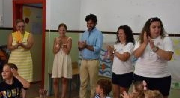 Ana Mula visita a los alumnos que participan en la Escuela de Verano Municipal del colegio Valdelecrín