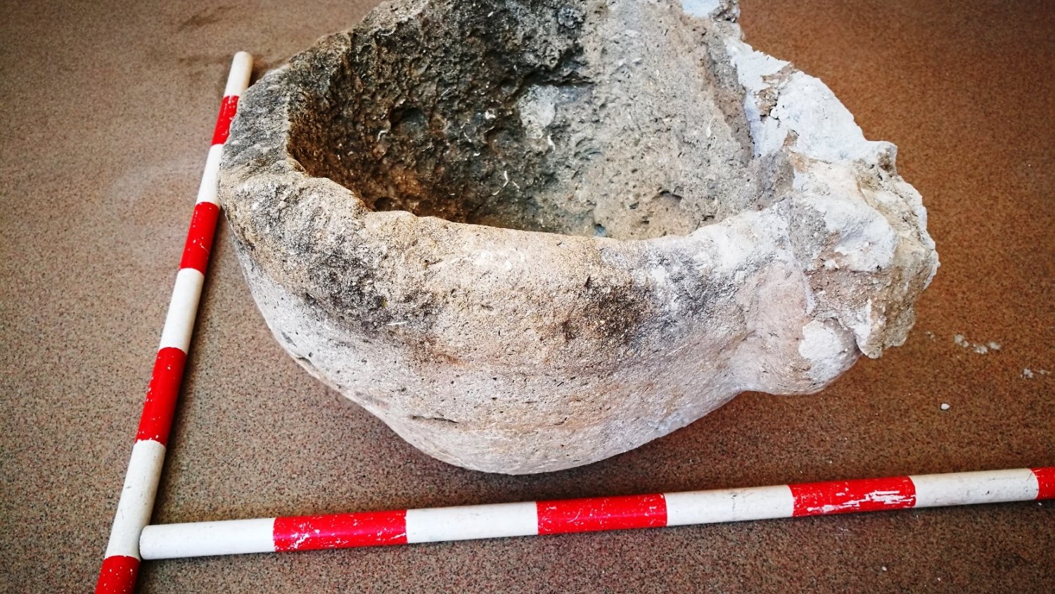 El Museo de Nerja recibe un mortero romano procedente de Los Cancharrales