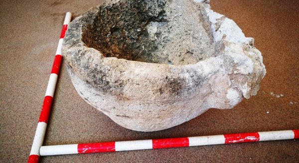 El Museo de Nerja recibe un mortero romano procedente de Los Cancharrales