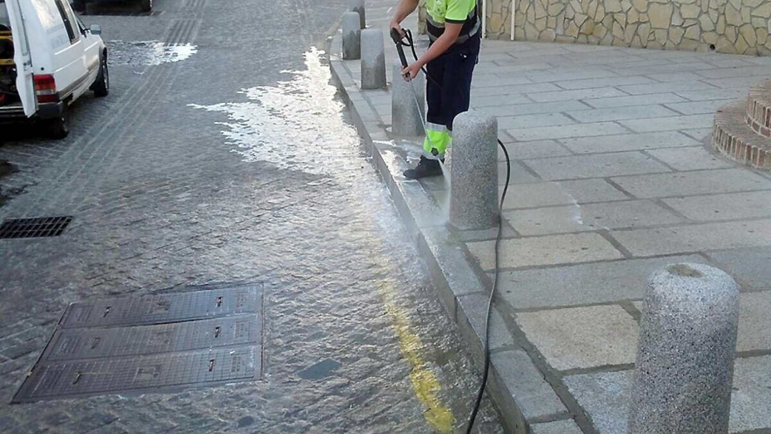 Continúan las labores de limpieza y baldeo de las calles de Antequera dentro de la campaña especial de limpieza viaria