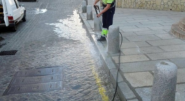 Continúan las labores de limpieza y baldeo de las calles de Antequera dentro de la campaña especial de limpieza viaria