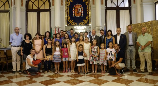 El Ayuntamiento de Málaga recibe a los niños y niñas bielorrusos que pasan el verano con familias malagueñas