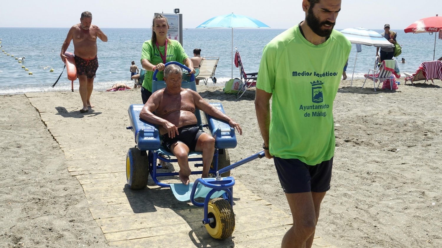 “Disfruta en la playa” ofrece a las personas con discapacidad y movilidad reducida una jornada de ocio en el mar